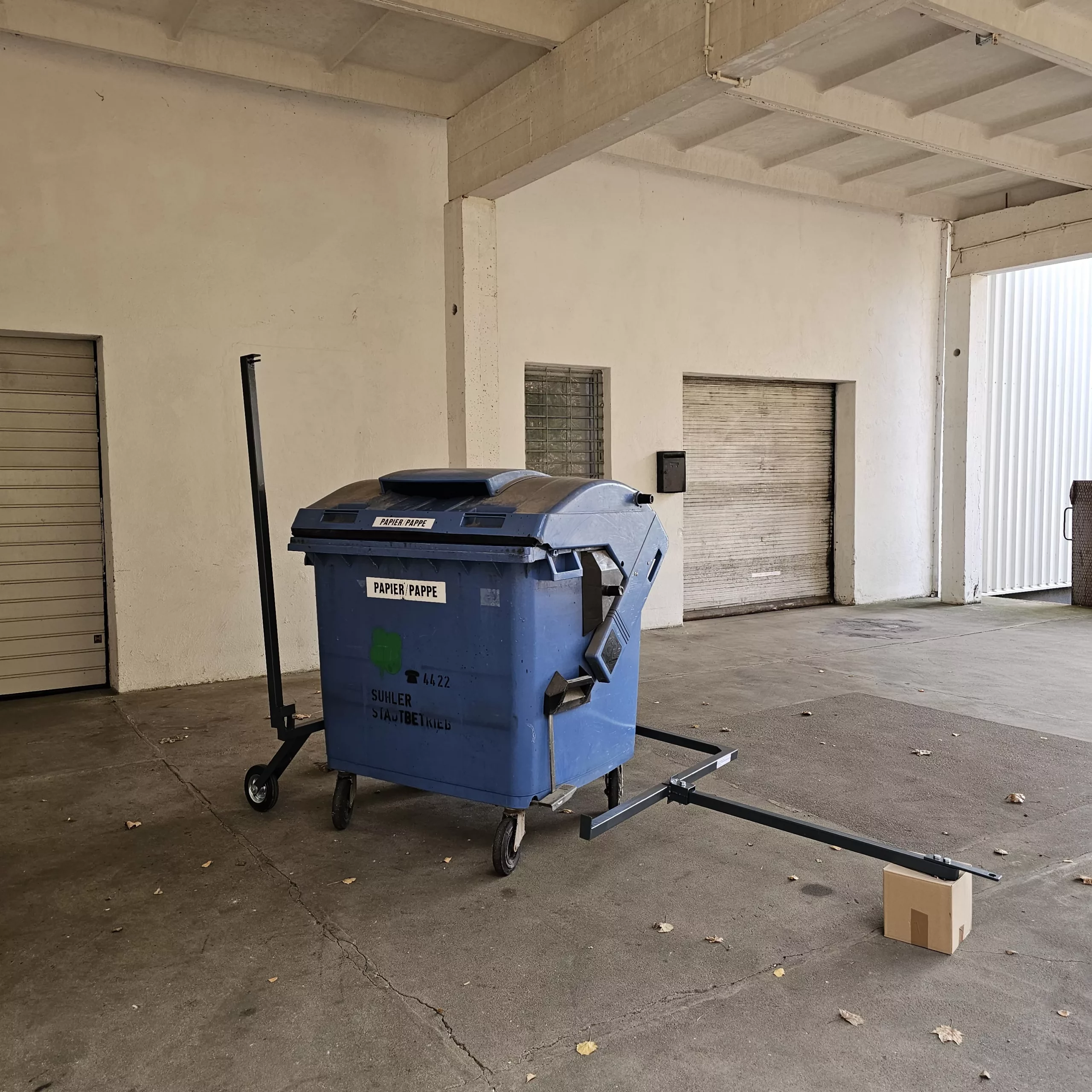 Mehrere individuell gefertigte Transportwagen aus Stahl nebeneinander