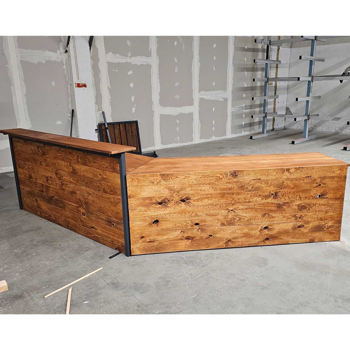 Individuell geplanter Empfangstresen mit Holzarbeiten