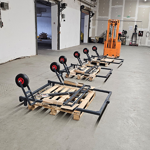 Serienfertigung mehrerer Transportwagen aus Stahl