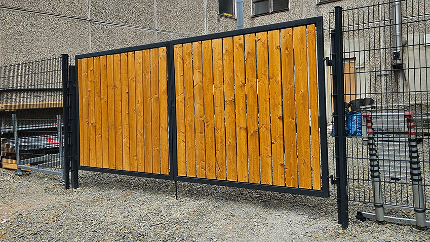 Industrietor mit Sicherheitsverschluss und verstellbaren Bändern