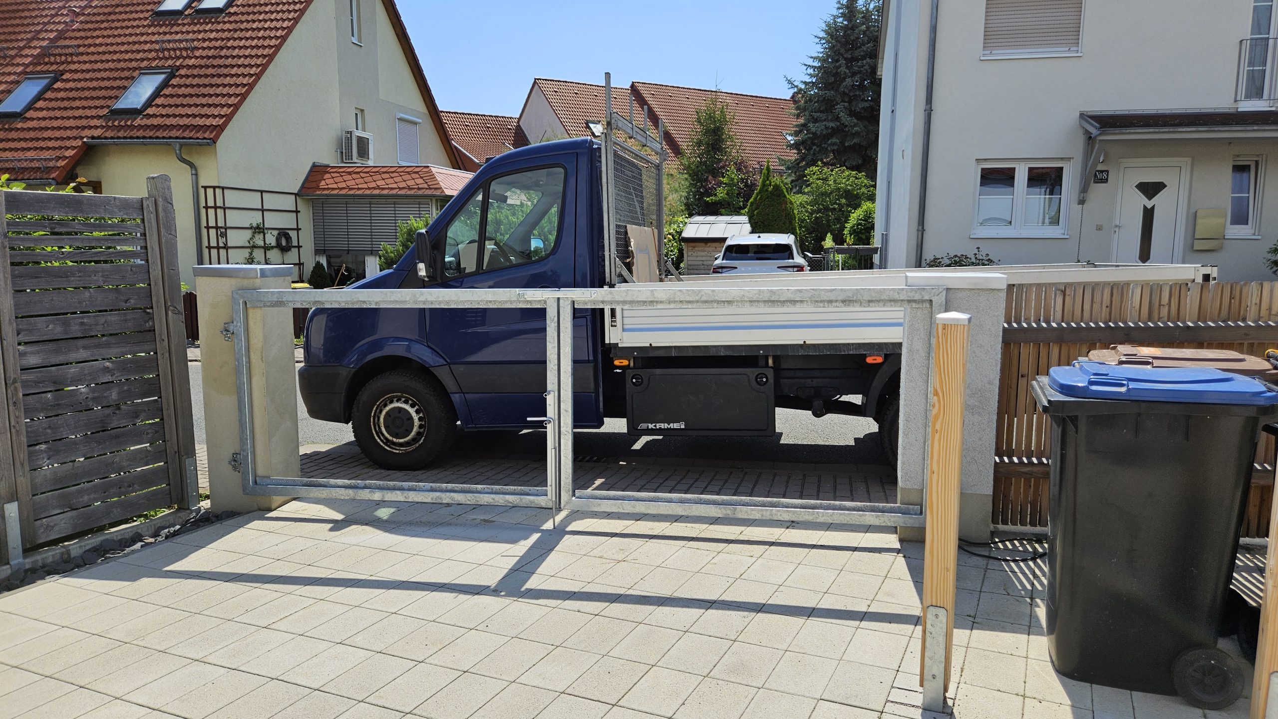 Doppelflügeliges verzinktes Tor mit Gefälle und vorbereiteter Holzfüllung